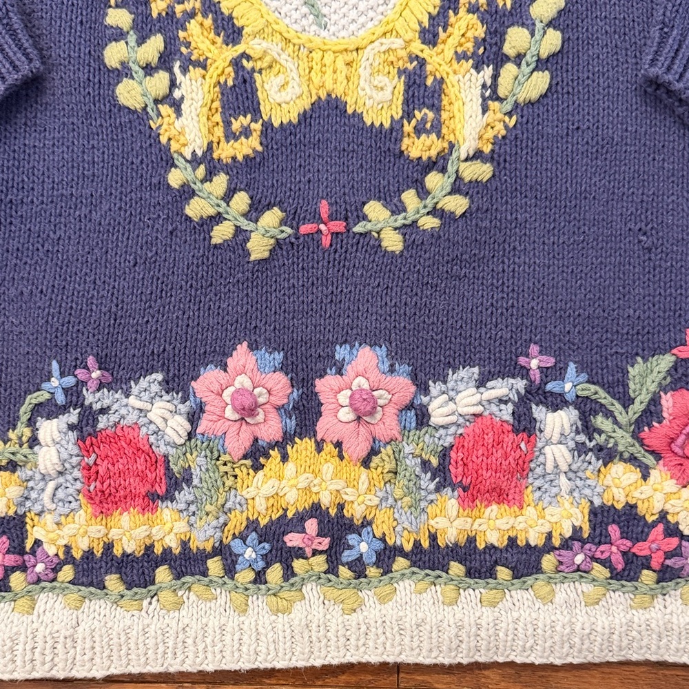 Vintage Floral Embroidered Women's Sweater - Blue and White. Hand knit - Picture 9 of 16